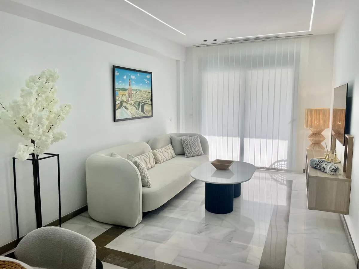 White Minimaliste 2 Chambres Élégant avec Balcon