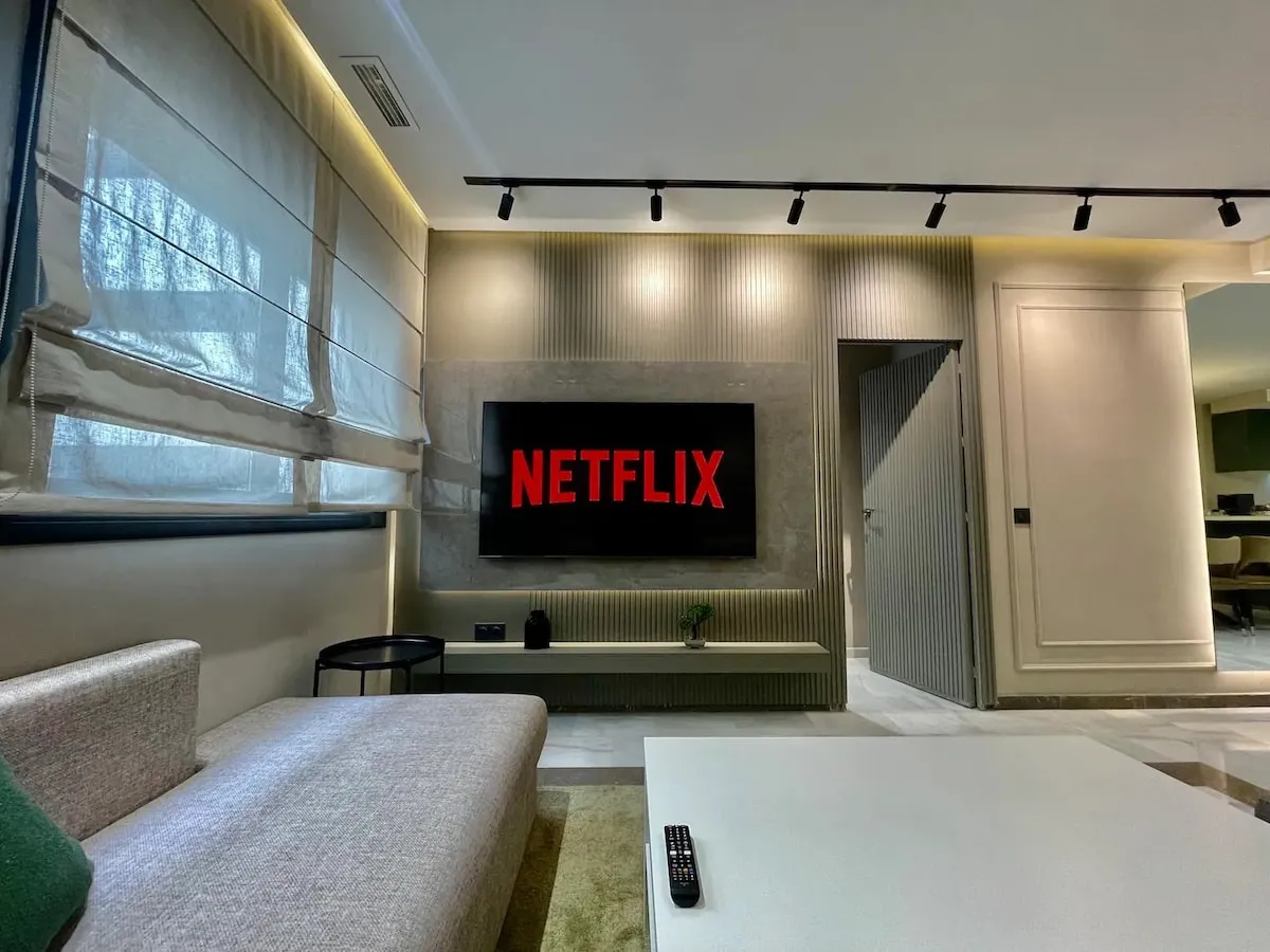 Contemporary Comfort – Modern 2 Bedrooms by the Beach