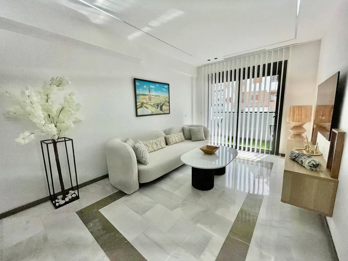 White Minimaliste 2 Chambres Élégant avec Balcon