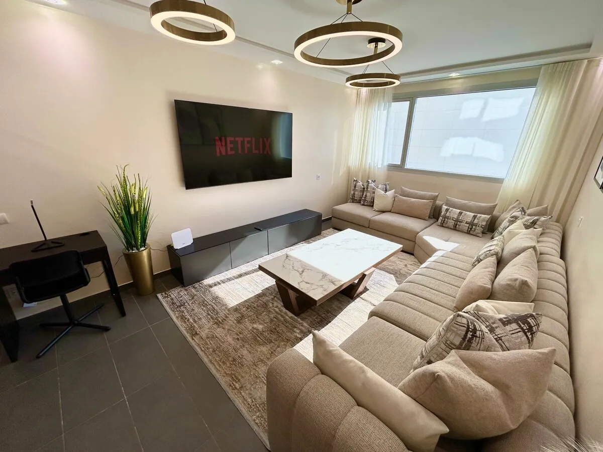 3 Bedrooms Apartment – Chic Spacious & Central