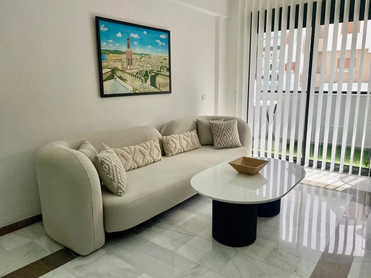 White Minimaliste 2 Chambres Élégant avec Balcon