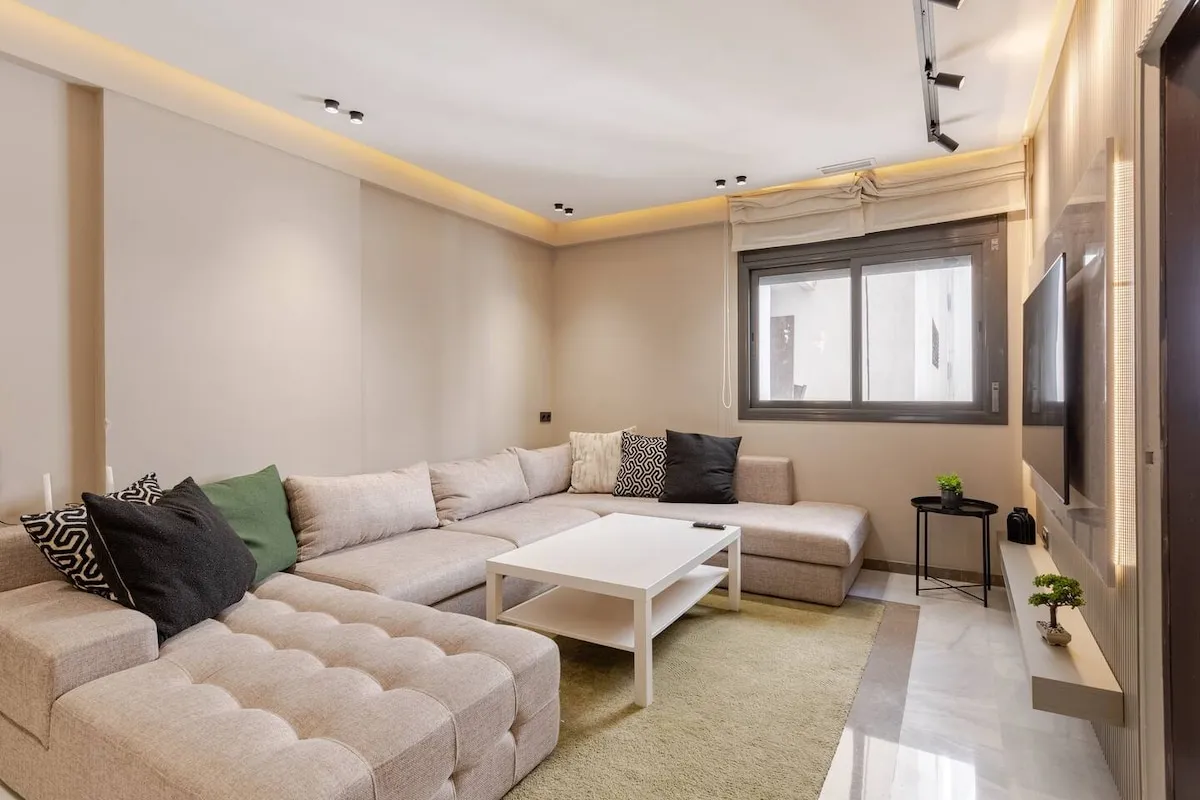 Contemporary Comfort – Modern 2 Bedrooms by the Beach