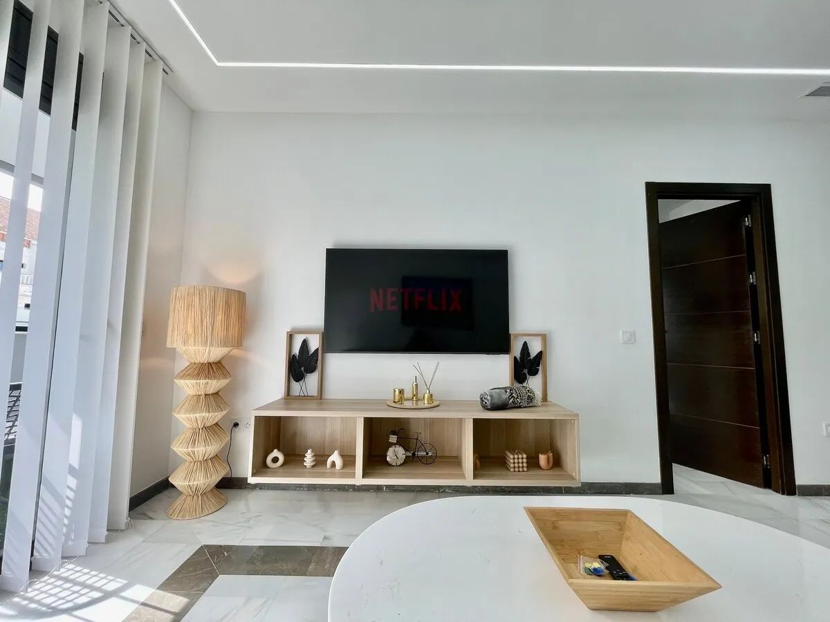 White Minimaliste 2 Chambres Élégant avec Balcon