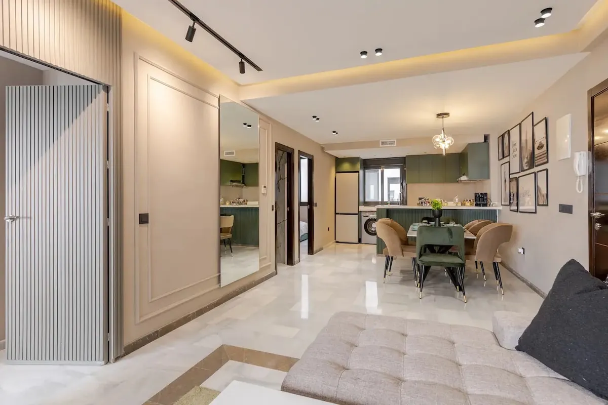 Contemporary Comfort – Modern 2 Bedrooms by the Beach