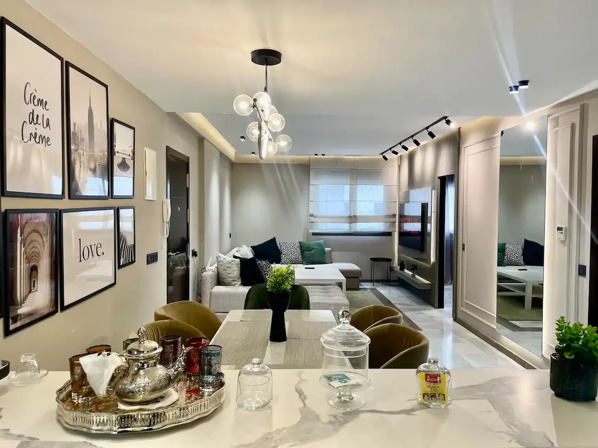 Contemporary Comfort – Modern 2 Bedrooms by the Beach