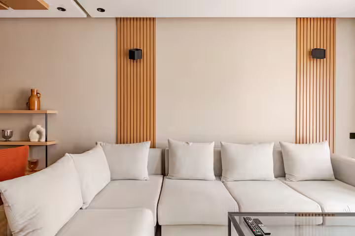 Luxueux 2BR – À quelques pas du Carré Eden | TV 84&Prime;