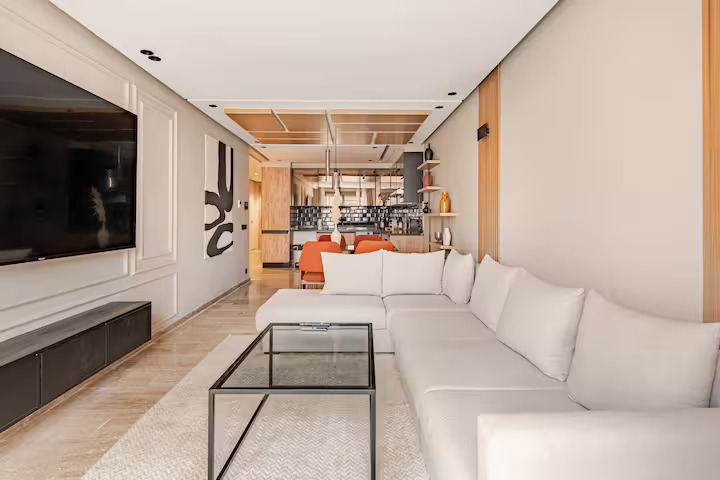 Luxueux 2BR – À quelques pas du Carré Eden | TV 84&Prime;