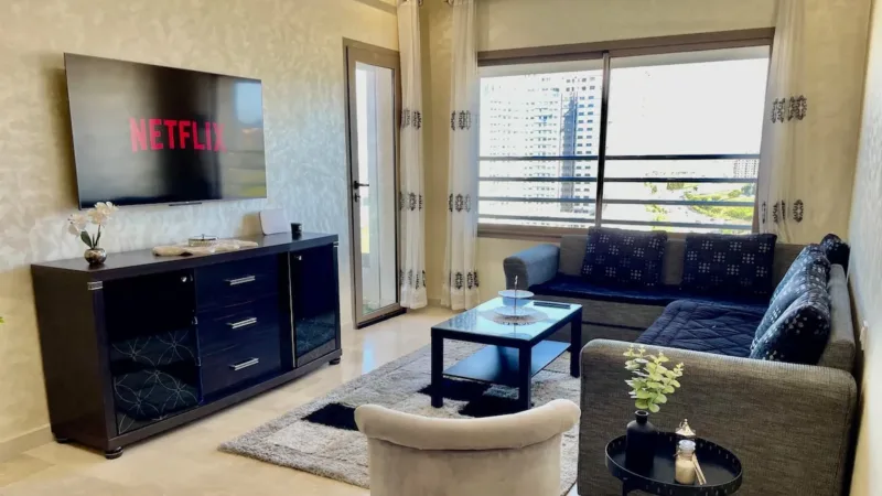 Comfortable 2 Bedrooms with 2 balconies – Downtown & Train Station Nearby