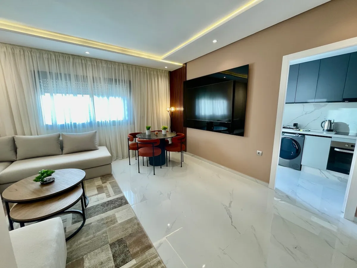 Charming Large Suite with 2 Balconies – Downtown Beach