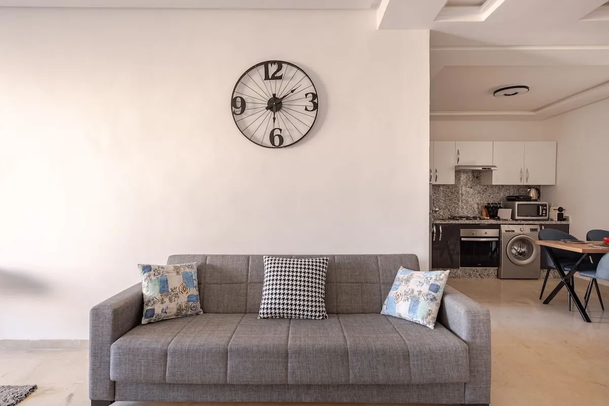 Comfortable Suite with Balcony – Beach & TGV Station