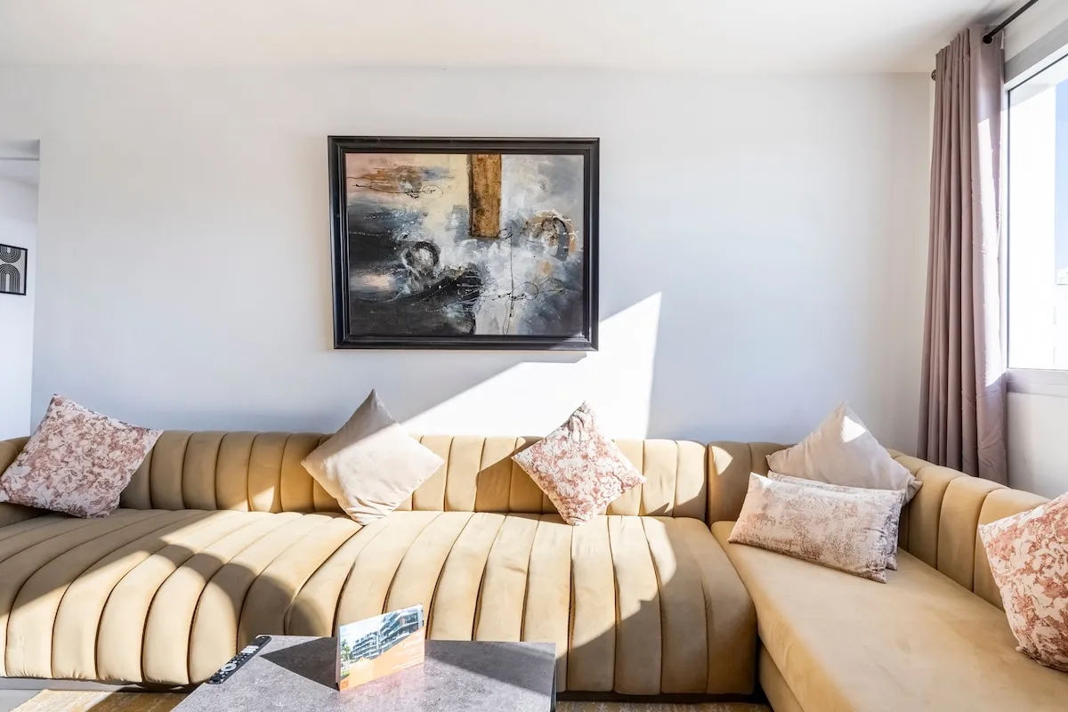 Elegant Stay @ 14th Floor – TGV Station Downtown