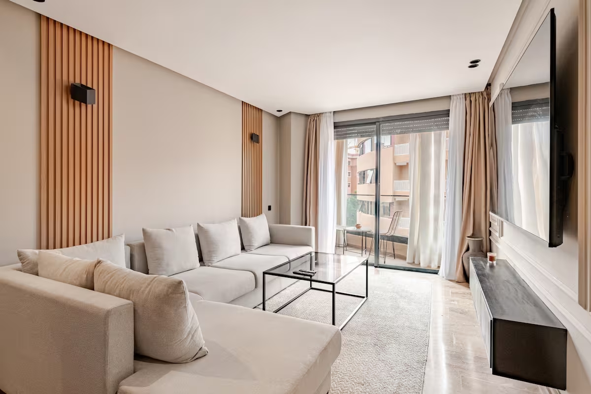 Luxueux 2BR – À quelques pas du Carré Eden | TV 84&Prime;