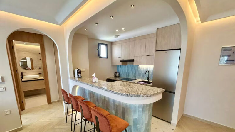 Silver Wave Suite – Beachfront Balcony