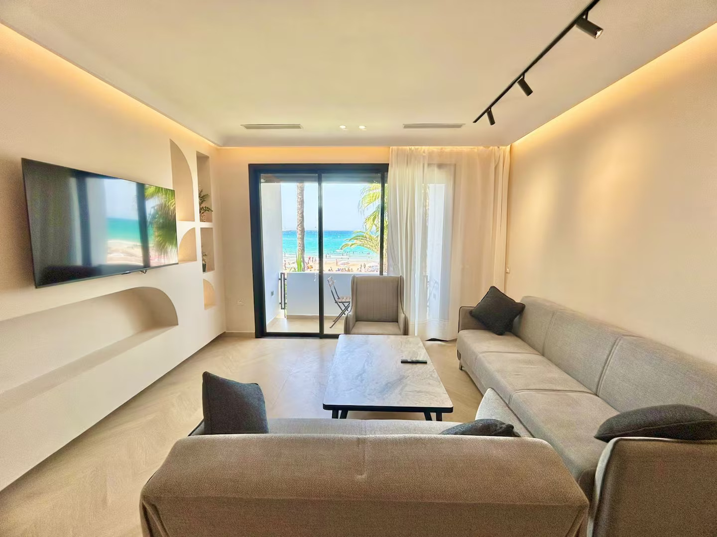 Silver Wave Suite – Beachfront Balcony