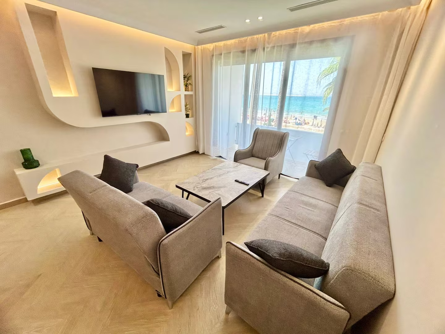 Silver Wave Suite – Beachfront Balcony