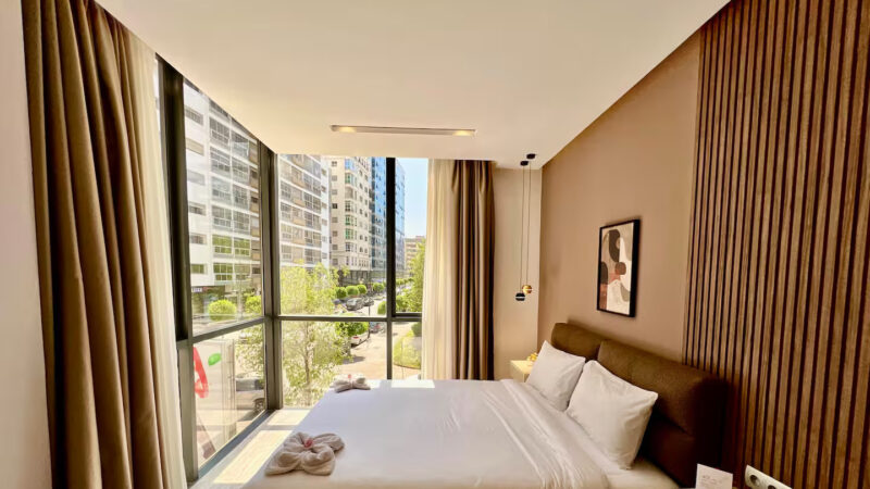 Coastal Emerald Stay – 2 BR with Balcony