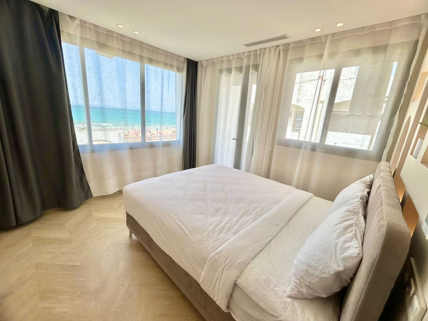 Silver Wave Suite – Beachfront Balcony