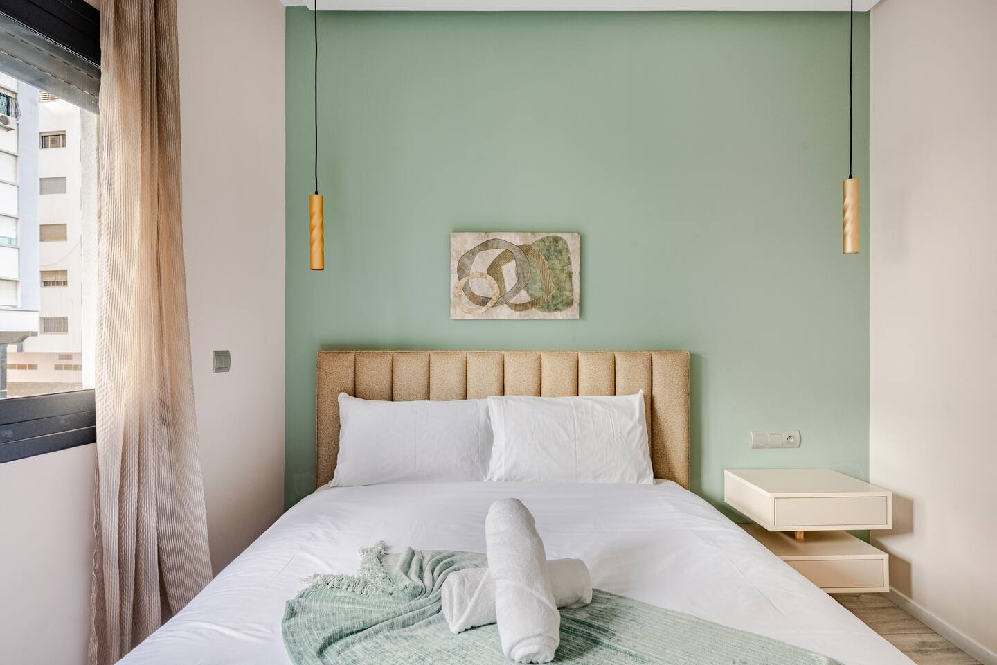 Coastal Emerald Stay – 2 BR with Balcony