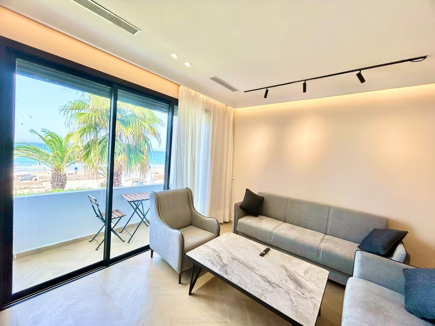 Silver Wave Suite – Beachfront Balcony