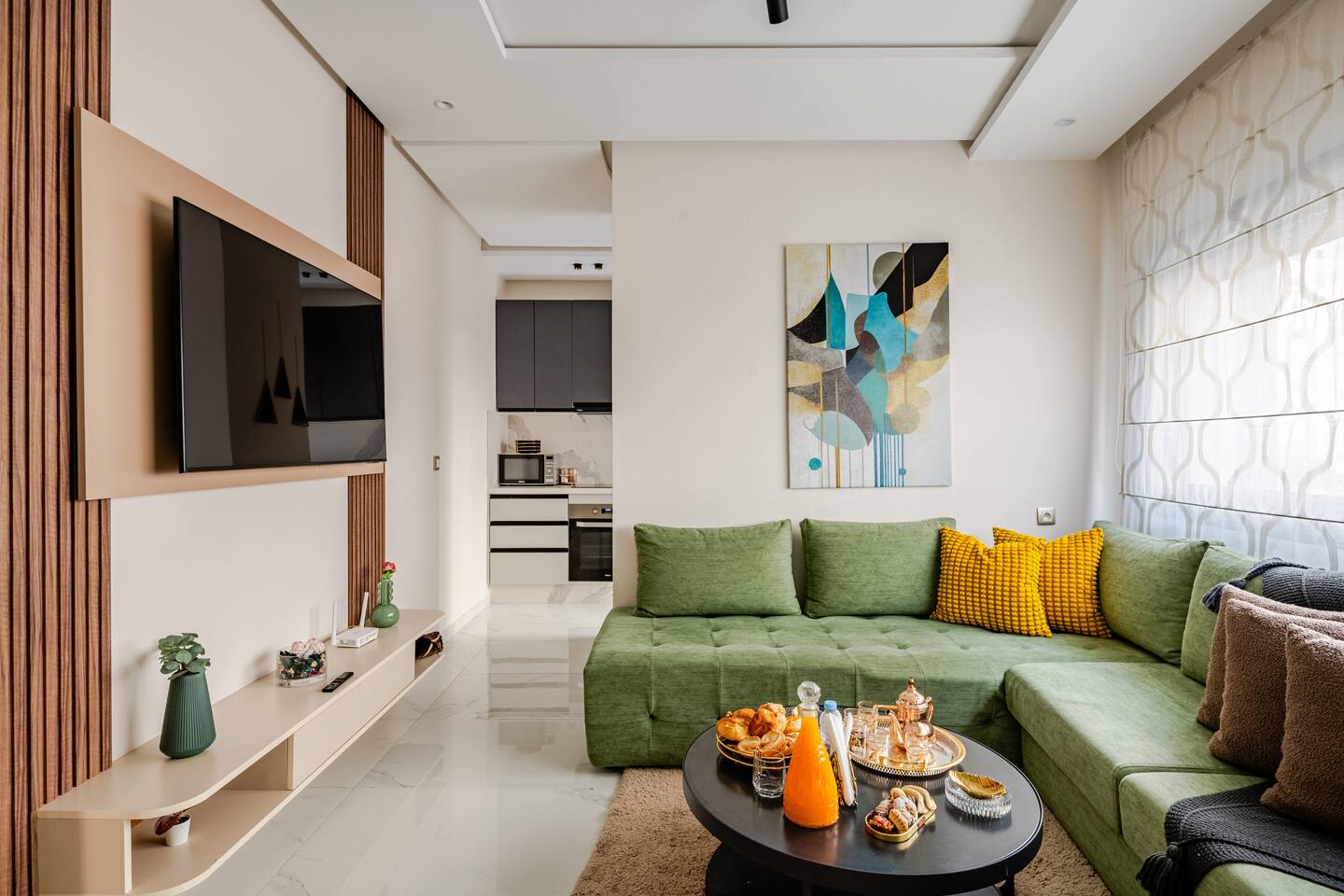 Coastal Emerald Stay – 2 BR with Balcony