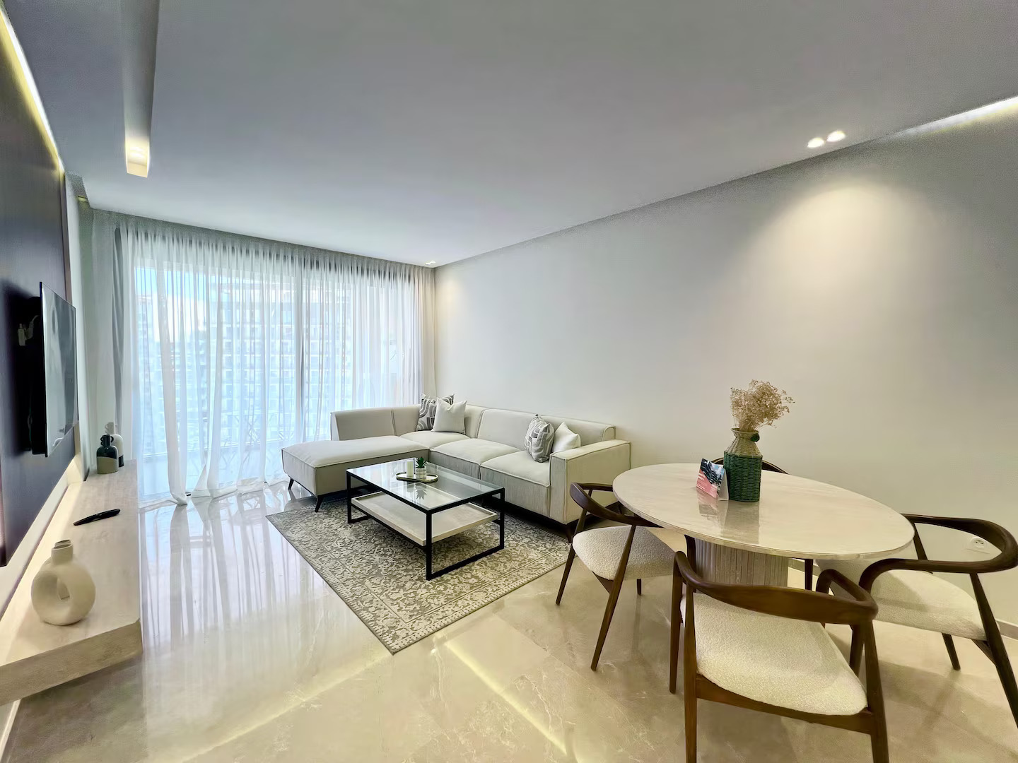 Luminous Coastal Apartment – 2 BR with Views