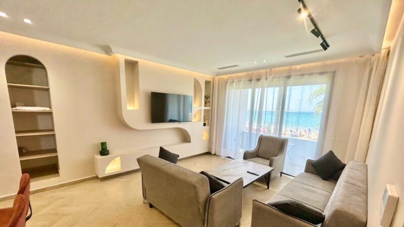 Silver Wave Suite – Beachfront Balcony