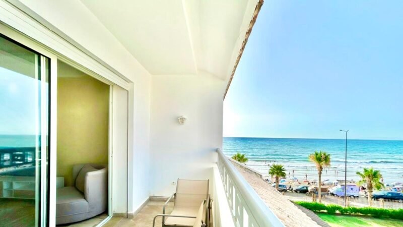 Beach-Front Apartment – Pool Access & Beach View