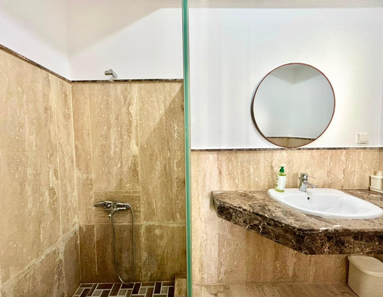 Beach-Front Apartment – Pool Access & Beach View