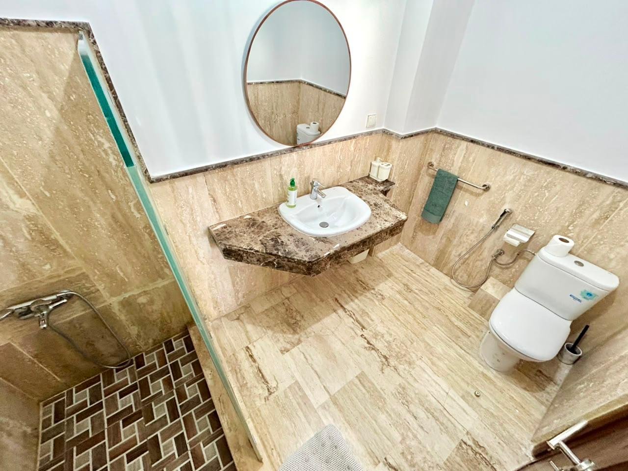 Beach-Front Apartment – Pool Access & Beach View
