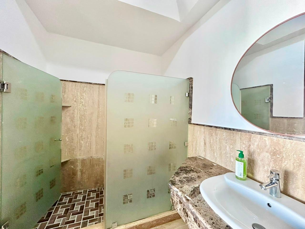 Beach-Front Apartment – Pool Access & Beach View