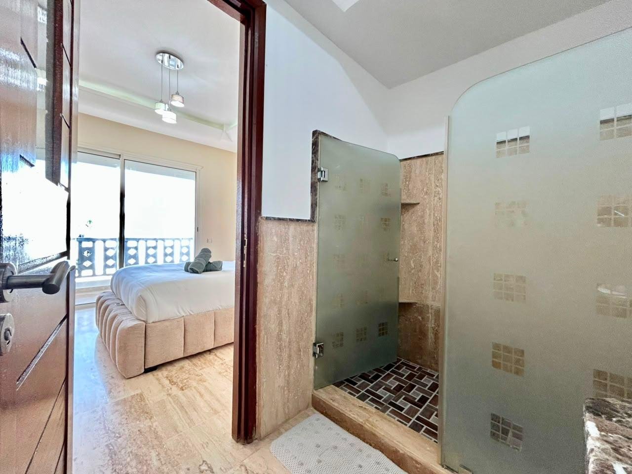 Beach-Front Apartment – Pool Access & Beach View