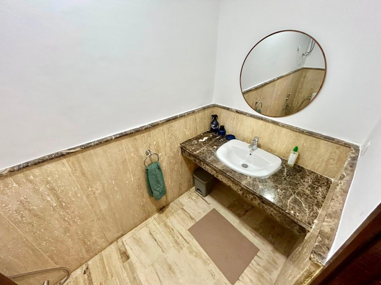 Beach-Front Apartment – Pool Access & Beach View